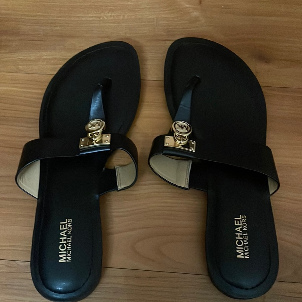 Michael Kors black thong sandals… Brand new…                never worn 🤦🏽‍♀️
